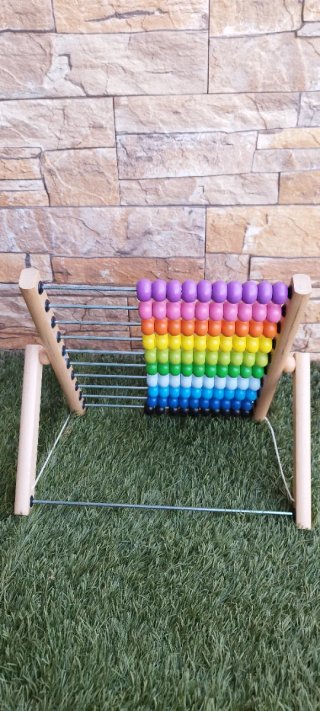 Ábaco de madera con 10 filas de 10 cuentas