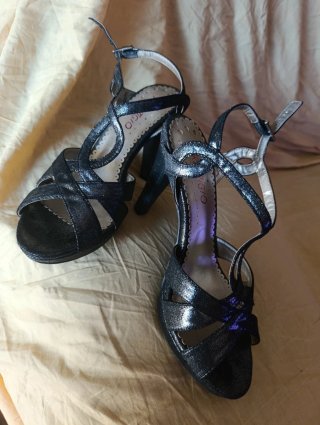 Sandalias de fiesta negras y plateadas