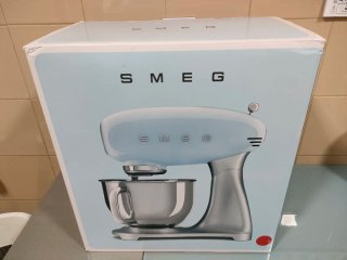 Robot amasador SMEG rojo