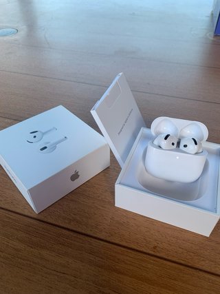 AirPods 4 sin usar, caja abierta