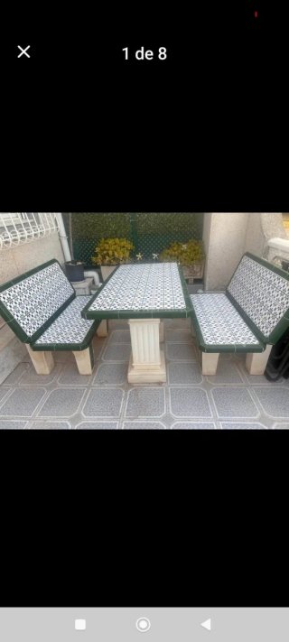 Mesa y bancos de piedra alicatados