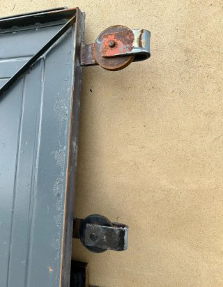 Puertas correderas de hierro con puerta peatonal