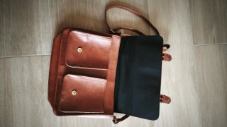 Bolso bandolera marrón con escudo