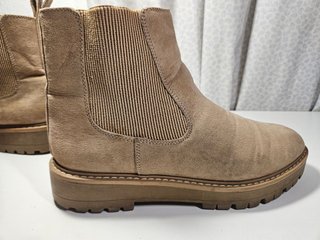 Botas beige mujer con taquitos.