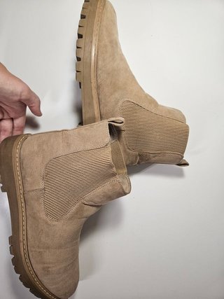 Botas beige mujer con taquitos.