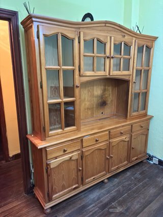 Armario de salón de madera y cristal