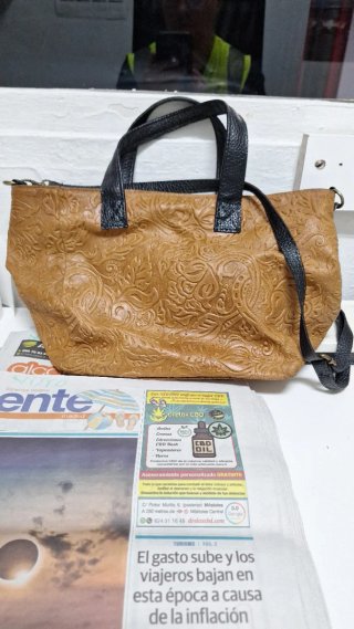 Bolso de piel marrón con grabado