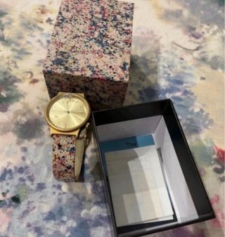 Reloj dorado con correa multicolor