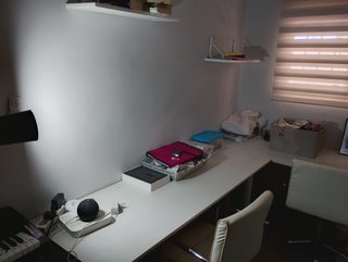 Mesas, estanterías, cortinas y sillas escritorio