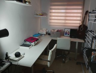 Mesas, estanterías, cortinas y sillas escritorio