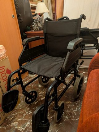 Dos sillas de ruedas nuevas