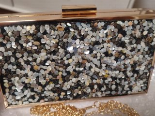 Bolso de fiesta dorado con piedras