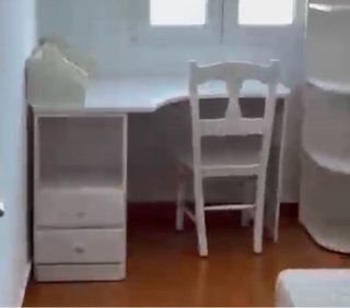 Escritorio y silla de madera blanca