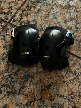 Patines en línea negros y naranjas