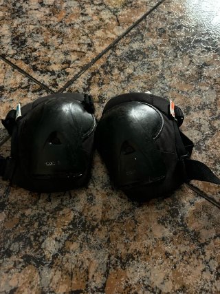 Patines en línea negros y naranjas
