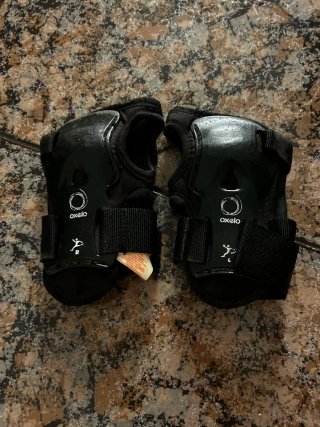 Patines en línea negros y naranjas