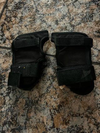 Patines en línea negros y naranjas