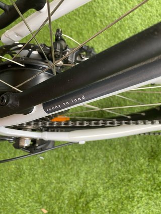 Bicicleta Eléctrica Blanca con Cesta