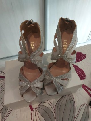 Sandalias Lodi Talla 41 Beige y Plateadas