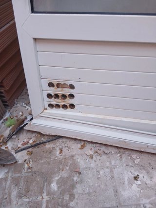 Puerta PVC blanca con rejilla