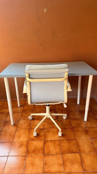 Mesa escritorio gris y patas blancas