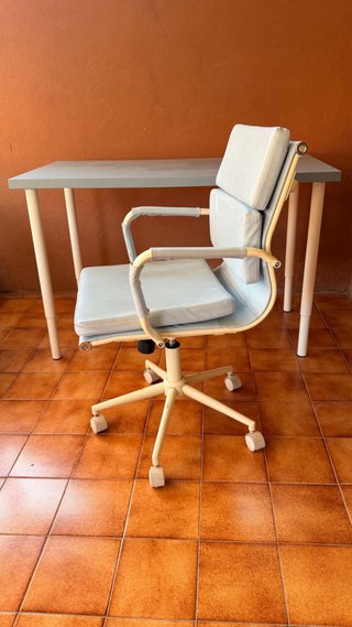Mesa escritorio gris y patas blancas