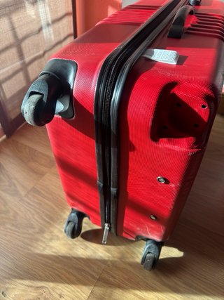 Maleta grande roja - le falta una rueda