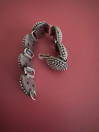 Pulsera de bisutería plateada con cuentas