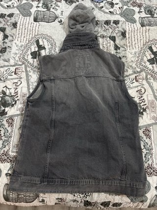 Chaleco vaquero con capucha Pull&Bear gris