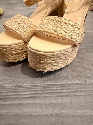 Tacones beige con plataforma de rafia