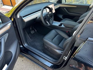 Tesla Model Y 2024