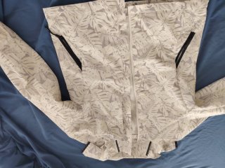 Impermeable verano estampado hojas