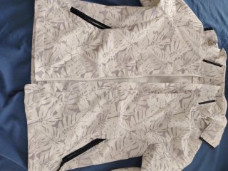 Impermeable verano estampado hojas