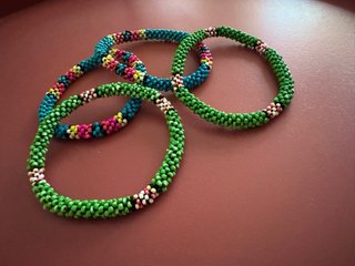 Pulseras de cuentas coloridas