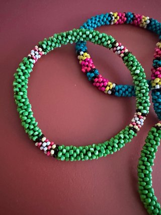 Pulseras de cuentas coloridas
