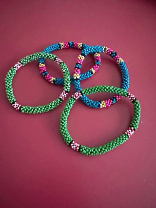 Pulseras de cuentas coloridas
