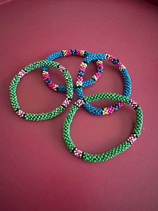 Pulseras de cuentas coloridas