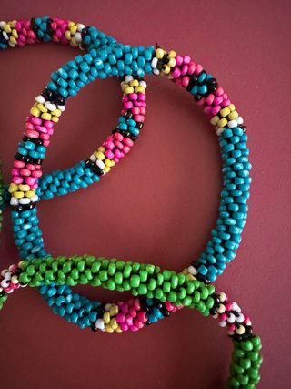 Pulseras de cuentas coloridas