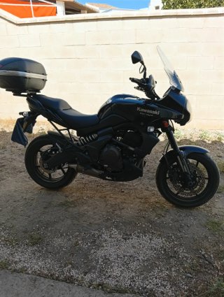 Moto Kawasaki versys 650 negra limitada a2