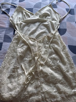 Vestido de fiesta corto beige y dorado