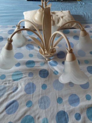 Lámpara de forja marfil con tulipas de cristal
