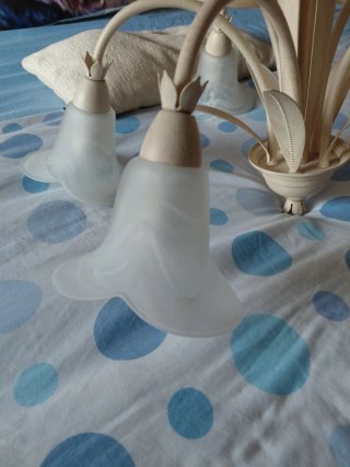 Lámpara de forja marfil con tulipas de cristal
