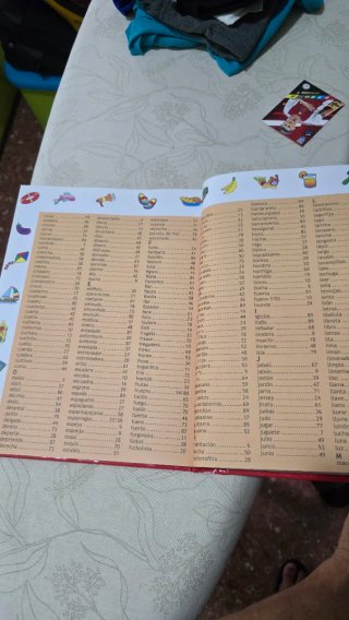 Libro mis primeras 1000 palabras en inglés.