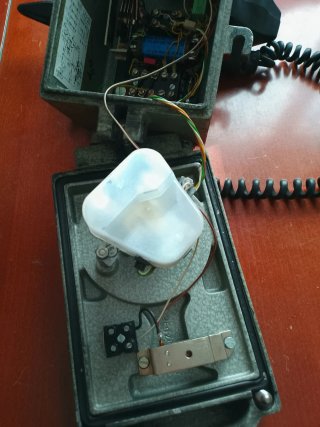 Teléfono antiguo Fernsig Essen metal y baquelita
