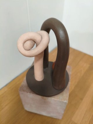 Escultura de barro cocido artesanal. Amistad
