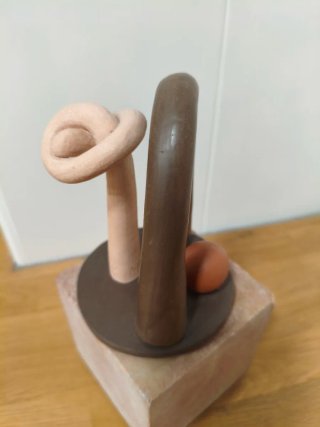 Escultura de barro cocido artesanal. Amistad