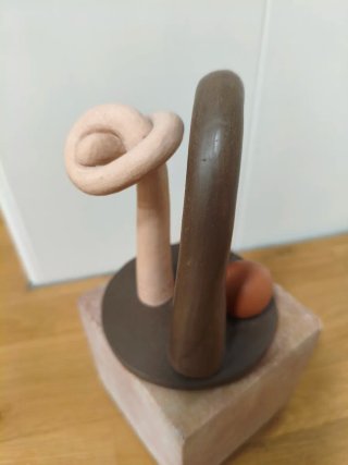 Escultura de barro cocido artesanal. Amistad