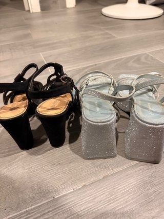 Tacones negros y plateados