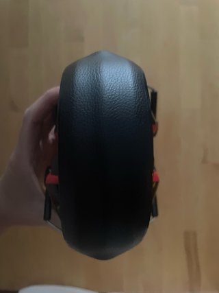 Cascos de estudio negros y rojos