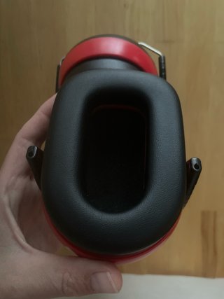 Cascos de estudio negros y rojos